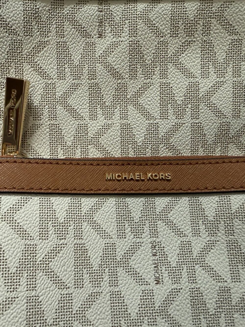 Michael Kors Vanilla MK Signature Crossbody Purse Bag - Picture 3 of 13